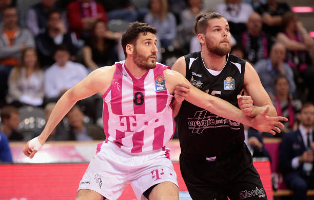 吴艳妮在跨 吴艳妮在跨