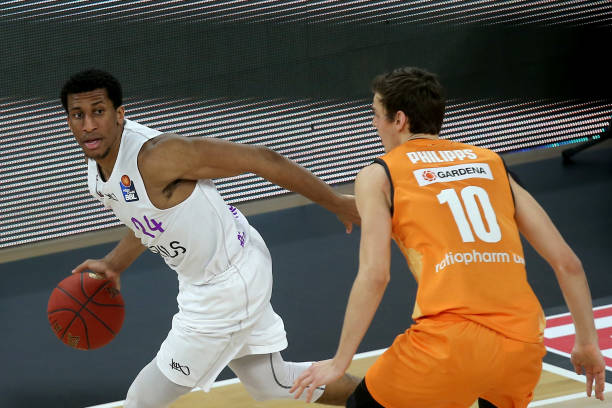 形成鲜明对 形成鲜明对